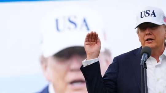 Ông Trump tự nhận mình là "Kẻ hủy diệt các trò lừa đảo" khi phê phán và bác bỏ thuyết "tận thế AI". Ảnh: NYT.
