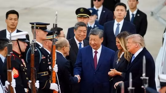 Vợ chồng Tổng thống Trump ra sân bay đón Chủ tịch Tập. Đứng sau ông Tập là Phó Thủ tướng Hà Lập Phong. Ảnh: EPA.