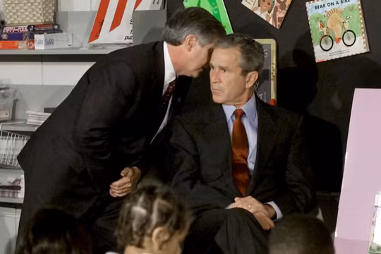 Khoảnh khắc Tổng thống Mỹ George W. Bush được thông báo về vụ tấn công nhằm vào nước Mỹ, ngày 11/9/2001. Ảnh cắt từ clip.