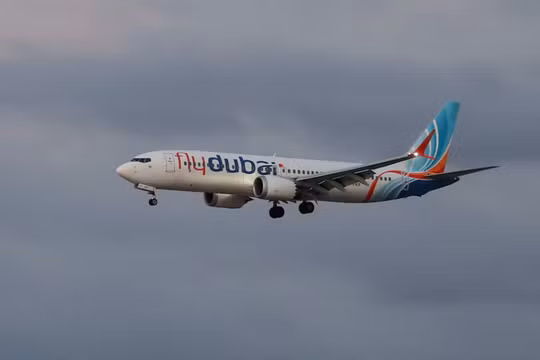 Một chiếc máy bay chở hành khách từ hãng Flydubai đến Israel, sau khi phải chuyển hướng đến Arab Saudi theo tín hiệu khẩn cấp, đã hạ cánh xuống sân bay quốc tế Ben Gurion ở Lod, gần Tel Aviv, Israel, ngày 30/9. Ảnh: Reuters.