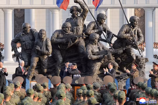 Lãnh đạo Triều Tiên Kim Jong-un chào đón Chủ tịch Duma Quốc gia Nga Vyacheslav Volodin trong khi Bộ trưởng Quốc phòng Nga Andrey Belousov quan sát tại lễ khai mạc Bảo tàng Tưởng niệm Chiến công, vinh danh các binh sĩ Triều Tiên hy sinh khi chiến đấu cho Nga, ở Bình Nhưỡng, Triều Tiên, ngày 26/4. Ảnh: KCNA.
