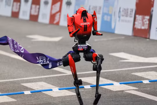 Robot hình người Lightning của hãng Honor vượt qua vạch đích của giải bán marathon E-Town Bắc Kinh lần thứ hai và giải bán marathon dành cho robot hình người tại Bắc Kinh, Trung Quốc ngày 19/4. Ảnh: Reuters.