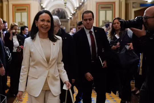 Lãnh đạo phe đối lập Venezuela, Maria Corina Machado, đến Điện Capitol để gặp các thượng nghị sĩ sau cuộc gặp với Tổng thống Mỹ Donald Trump tại Nhà Trắng, ngày 15/1. Ảnh: Reuters.
