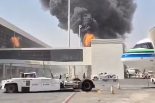 Khói và lửa bốc lên từ sân bay King Khalid, sau khi lực lượng Houthi do Iran hậu thuẫn ở Yemen tuyên bố tấn công sân bay này, tại Riyadh, Arab Saudi, ngày 8/10. Ảnh: Reuters.