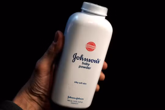 Một chai phấn rôm trẻ em hiệu Johnson & Johnson trong bức ảnh được chụp ngày 24/2/2016. Ảnh: Reuters.