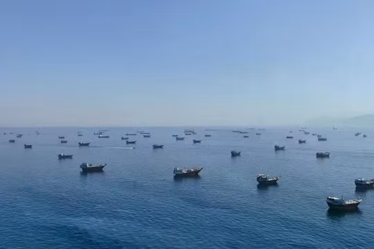 Hình ảnh chụp từ máy bay không người lái cho thấy các tàu neo đậu tại eo biển Hormuz, nhìn từ Musandam, Oman, ngày 8/6. Ảnh: Reuters.