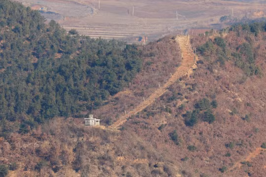 Hình ảnh này được chụp từ đỉnh Đài quan sát Aegibong, phía nam khu phi quân sự (DMZ) ngăn cách hai miền Triều Tiên ở Gimpo, Hàn Quốc, ngày 29/11/2024. Ảnh: Reuters.