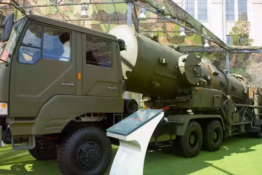 Được mệnh danh là “sát thủ tàu sân bay”, DF-21D là tên lửa đạn đạo chống hạm phóng từ mặt đất, được thiết kế để tấn công các tàu chiến cỡ lớn trên biển. Ảnh: IE.