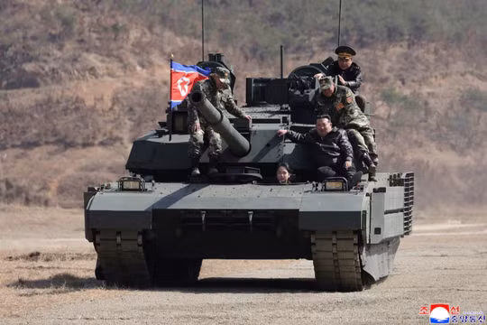Lãnh đạo Triều Tiên Kim Jong-un và con gái Kim Ju-ae cùng ngồi trên xe tăng trong một cuộc tập trận chiến thuật tấn công sử dụng loại xe tăng mới ở Bình Nhưỡng, Triều Tiên ngày 19/3. Ảnh: KCNA.