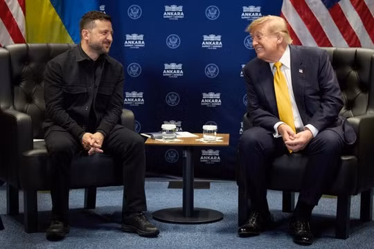 Tổng thống Mỹ Donald Trump (phải) gặp Tổng thống Ukraine Volodymyr Zelensky tại Ankara, Thổ Nhĩ Kỳ, ngày 8/7. Ảnh: Getty.