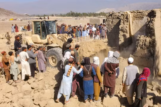 Người dân tập trung tại hiện trường sau các cuộc không kích của Pakistan ở quận Bihsud, tỉnh Nangarhar, Afghanistan ngày 22/2. Ảnh: Reuters.