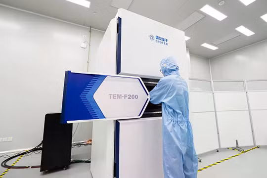 Được phát triển bởi nhà sản xuất CIQTEK có trụ sở tại Hợp Phì, kính hiển vi này có độ phân giải điểm là 0,25 nanomet và giới hạn thông tin là 0,1 nm. Ảnh: CIQTEK.