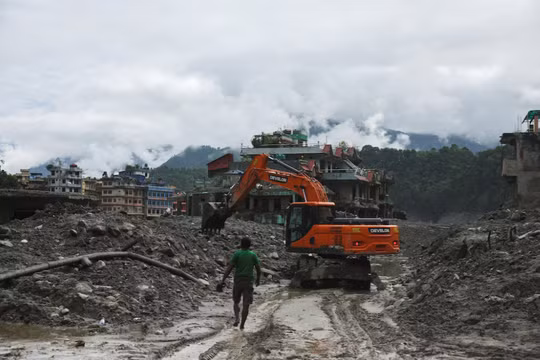 Một chiếc máy xúc đang dọn sạch con đường lầy lội sau trận lũ quét và sạt lở đất ở Trishuli, huyện Nuwakot, Nepal, ngày 1/9. Ảnh: Reuters.