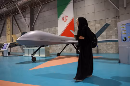 Một máy bay không người lái của Iran được trưng bày tại Bảo tàng Lực lượng Không quân thuộc Vệ binh Cách mạng Hồi giáo (IRGC) ở Tehran, Iran, ngày 12/11/2025. Ảnh: Reuters.