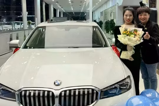 Để bảo vệ những nhân viên xuất sắc nhất của mình khỏi việc phải di chuyển bằng xe máy điện trong thời tiết xấu, một CEO nhân ái ở Trung Quốc đã thưởng cho họ những chiếc BMW hoàn toàn mới. Ảnh: Douyin.
