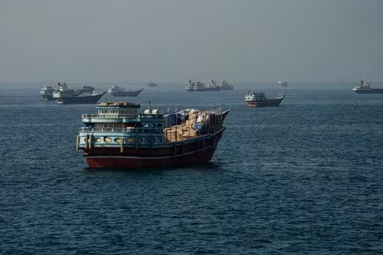 Các tàu thuyền neo đậu tại eo biển Hormuz, nhìn từ Musandam, Oman. Ảnh: Reuters.