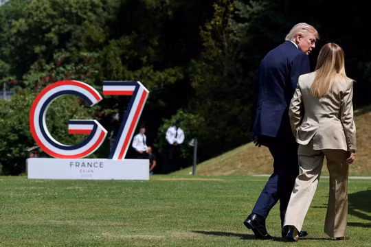 Ông Donald Trump và bà Giorgia Meloni trò chuyện sau khi chụp ảnh lưu niệm tại hội nghị thượng đỉnh G7. Ảnh: Reuters.