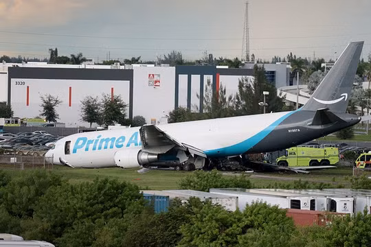 Máy bay chở hàng của Amazon sau vụ tai nạn tại sân bay quốc tế Miami, ngày 6/9. Ảnh: Getty.