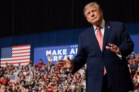 Tổng thống Mỹ Donald Trump ra hiệu trong một cuộc mít tinh ủng hộ ứng cử viên tái tranh cử Thượng nghị sĩ đảng Cộng hòa Roger Marshall tại Park City, Kansas, Mỹ, ngày 19/10. Ảnh: Reuters.