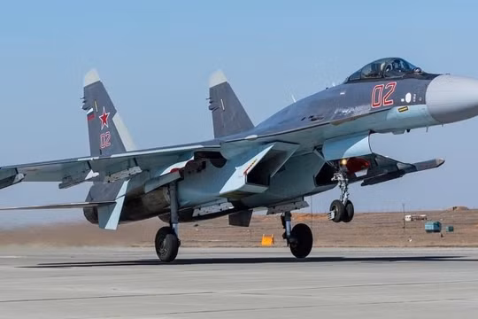 Máy bay chiến đấu Su-35 (trên) và F-16. Ảnh: MW.