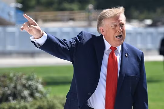 Tổng thống Mỹ Donald Trump phát biểu trước giới truyền thông trên bãi cỏ phía Nam của Nhà Trắng ở Washington, D.C., Mỹ, ngày 1/10. Ảnh: Getty.