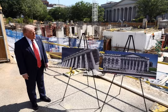 Tổng thống Mỹ Donald Trump giới thiệu hình ảnh về bản thiết kế tại công trường đang thi công phòng khiêu vũ ​​của Nhà Trắng ở Washington, D.C., Mỹ, ngày 19/5. Ảnh: Reuters.