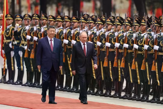Tổng thống Nga Vladimir Putin và Chủ tịch Trung Quốc Tập Cận Bình duyệt đội danh dự trong buổi lễ đón tiếp tại Đại lễ đường Nhân dân ở Bắc Kinh hôm 20/5. Ảnh: Reuters.