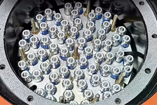 Lõi lò phản ứng hoạt động bằng uranium có hàm lượng cao và độ làm giàu thấp (HALEU). Ảnh: Radiant.