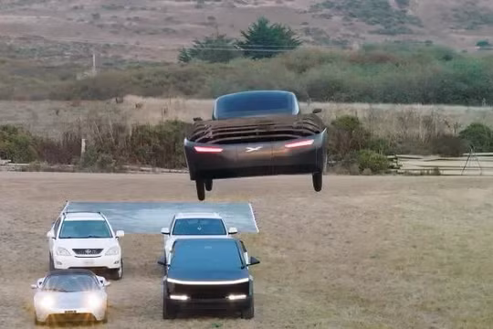 Hãng ô tô bay 11 năm tuổi chế giễu chiếc Tesla Roadster