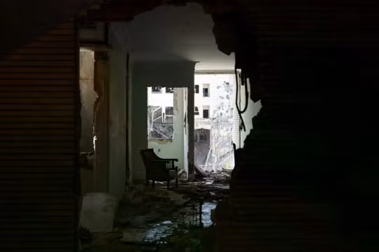 Hình ảnh một tòa nhà dân cư bị hư hại trong cuộc không kích của Mỹ và Israel nhằm vào Tehran, Iran, ngày 7/6. Ảnh: Reuters.