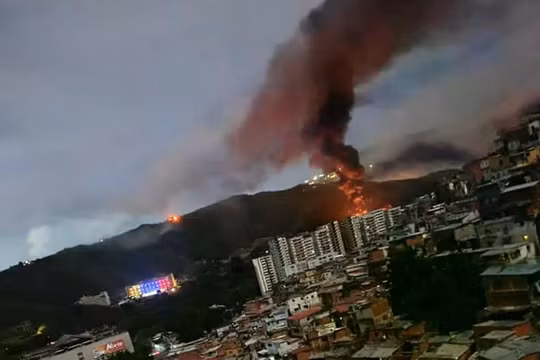 Ngọn lửa bốc lên từ một khu phức hợp quân sự của Venezuela ở Caracas vào ngày 3/1, sau khi lực lượng Mỹ bắt giữ nhà lãnh đạo nước này, ông Nicolas Maduro. Ảnh: AFP.