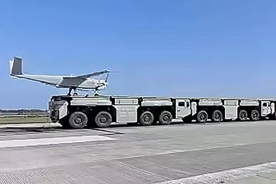 Một máy bay không người lái được phóng từ hệ thống phóng điện từ sử dụng các xe tải được kết nối với nhau tạo thành một bệ phóng liên tục. Ảnh: BIT/WeChat.