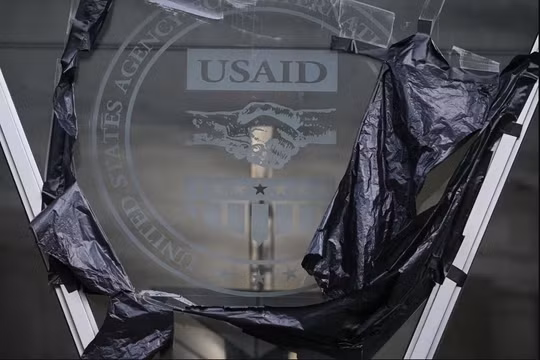 Những dấu tích còn sót lại của biển hiệu thuộc Cơ quan Phát triển Quốc tế Hoa Kỳ (USAID) trên mặt tiền của Tòa nhà Ronald Reagan và Trung tâm Thương mại Quốc tế ở Washington, DC, ngày 29/12/2025. Ảnh: AFP.