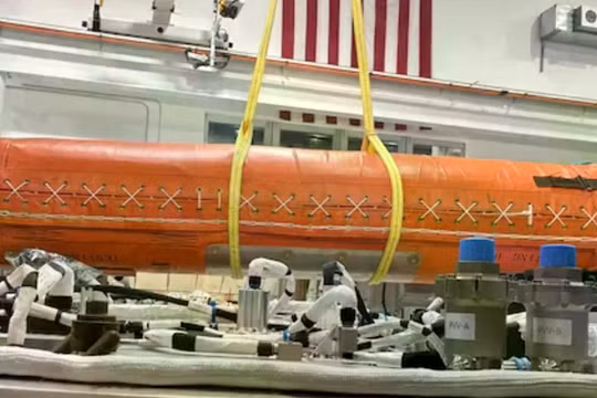 Phao cứu sinh UNI-PAC III đang được kiểm tra độ vừa vặn trên khoang tàu Starfall của SpaceX. Ảnh: SpaceX.