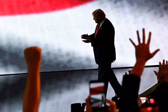 Tỷ lệ ủng hộ ông Trump lao dốc ngay trước kỳ bầu cử giữa nhiệm kỳ quan trọng. Ảnh: PBS.