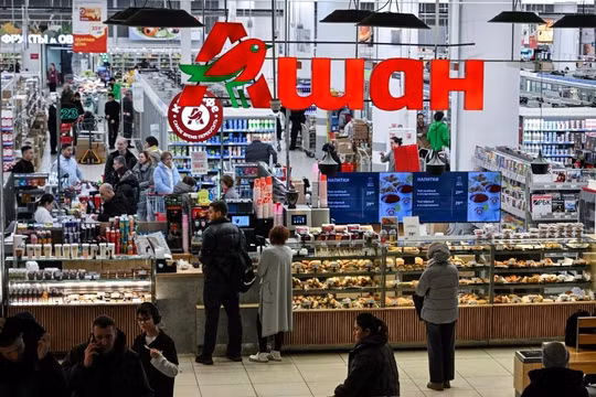 Khách hàng đang mua thực phẩm tại siêu thị Auchan trong trung tâm mua sắm Aviapark ở Moscow, Nga. Ảnh: AFP.