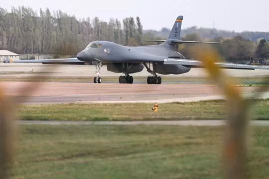 Một máy bay ném bom B-1B Lancer tại căn cứ không quân RAF Fairford ở Fairford, Gloucestershire, Anh. Ảnh: Reuters.