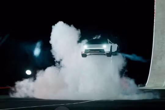 Tesla đã chính thức ra mắt chiếc Roadster sau gần một thập kỷ trì hoãn, kể từ lần đầu tiên giới thiệu phiên bản thế hệ tiếp theo của mẫu xe thể thao điện nguyên bản của hãng, tại một sự kiện ra mắt ở Waco, Texas, Mỹ, vào ngày 15/10, như trong hình ảnh tĩnh được trích từ video phát hành. Ảnh: Reuters.