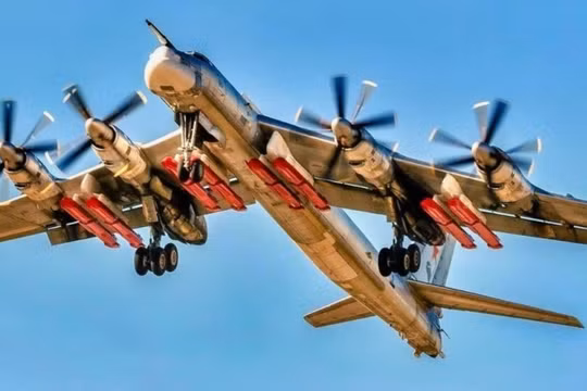Máy bay ném bom chiến lược Tu-95MSM của Nga được trang bị 8 tên lửa hành trình Kh-101/2. Ảnh: MW.