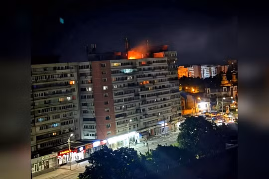 Một tòa nhà dân cư bị hư hại do cuộc tấn công bằng máy bay không người lái ở Galati, Romania, ngày 29/5. Ảnh: Getty.