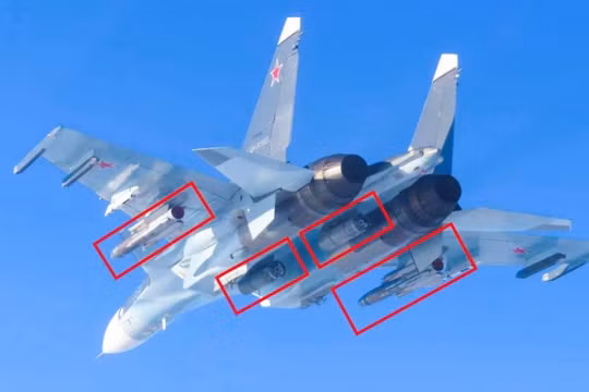 Chiến đấu cơ Su-30SM2 của Hải quân Nga trang bị tên lửa Kh-31 và bom RBK-500. Ảnh: MW.