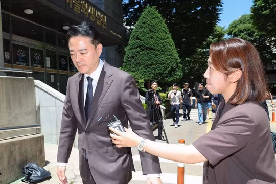Phó Chủ tịch Tập đoàn JoongAng, ông Hong Jeong-do, rời Tòa án Phá sản Seoul tại quận Seocho, Seoul, ngày 23/6, sau khi tham dự các phiên điều trần về hồ sơ phục hồi hoạt động kinh doanh của các công ty con thuộc Tập đoàn JoongAng. Ảnh: Korea Times.