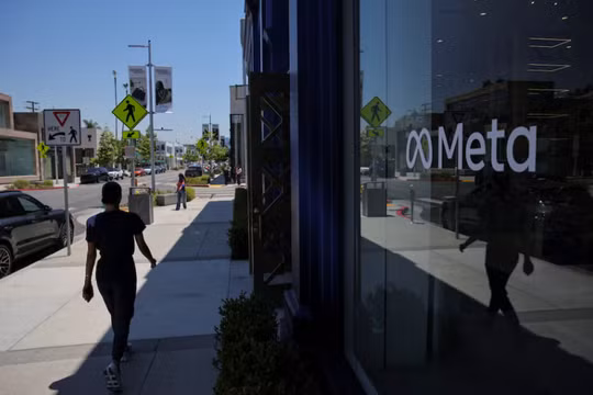 Một người phụ nữ đi ngang qua Meta Lab ở Los Angeles, California, Mỹ, ngày 20/5. Ảnh: Reuters.