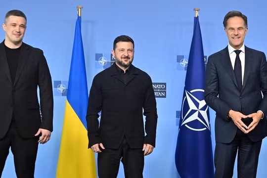 Tổng thống Ukraine Volodymyr Zelensky và Bộ trưởng Quốc phòng Mikhail Fedorov gặp Tổng thư ký NATO Mark Rutte tại Brussels, Bỉ vào ngày 18/6. Ảnh: Anadolu.