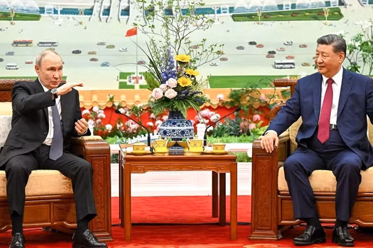 Tổng thống Nga Vladimir Putin và Chủ tịch Trung Quốc Tập Cận Bình dùng trà sau cuộc gặp tại Đại lễ đường Nhân dân ở Bắc Kinh, ngày 20/5. Ảnh: Sputnik.