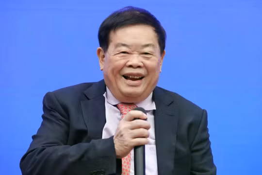 Tỷ phú Tào Đức Vượng, người được mệnh danh là "vua kính" Trung Quốc. Ảnh: Getty.