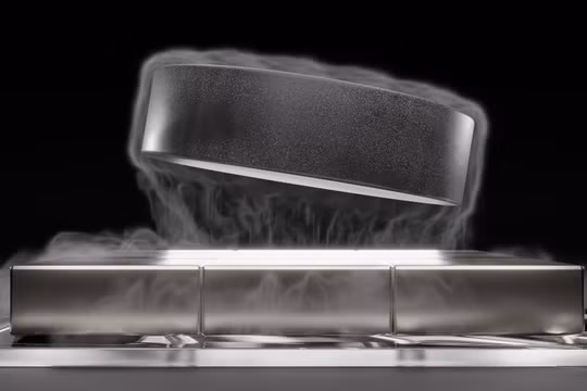 Vật liệu siêu dẫn lơ lửng phía trên một bộ nam châm neodymium. Ảnh: Getty.