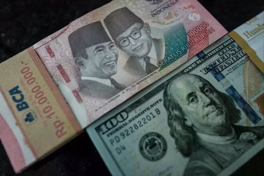 Hình ảnh những tờ tiền rupiah của Indonesia được đặt cạnh những tờ tiền USD tại một văn phòng đổi tiền ở Jakarta vào ngày 4 tháng 6. Ảnh: AFP.