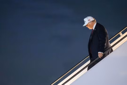 Tổng thống Mỹ Donald Trump bước xuống khỏi chuyên cơ Không lực Một tại West Palm Beach, Florida vào ngày 27/2. Ảnh: Getty.