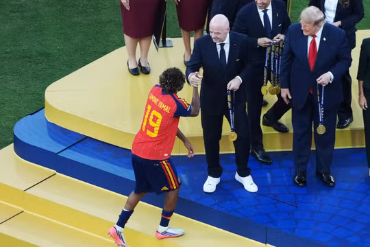 Tổng thống Mỹ Donald Trump và Chủ tịch FIFA Gianni Infantino trong lúc trao giải cho tuyển Tây Ban Nha. Ảnh: Reuters.